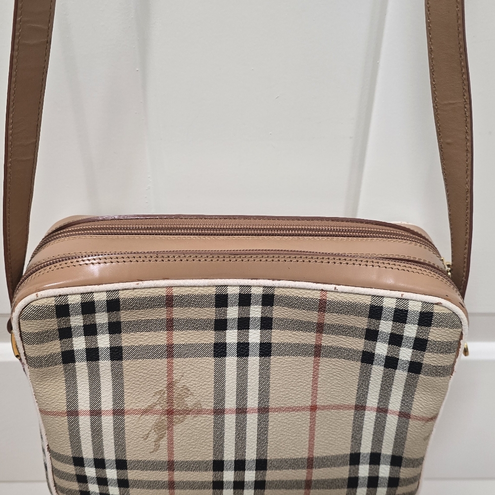 Burberry Multipocket Shoulder Bag 8 in x 10 in x 3.25 in. Bag Drop 18.5 in - Picture 8 of 17
